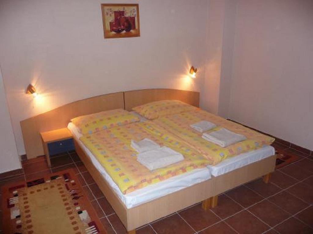 Hotel Batavya Penzion Topoľčany Habitación foto